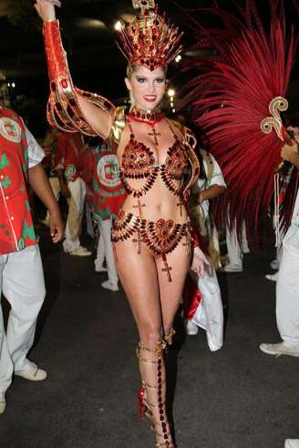 Bárbara Evans mostra fantasia na concentração da Grande Rio