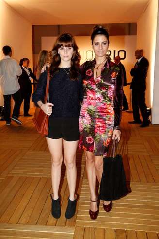 <p>Fernanda Abreu e filha prestigiam primeiro dia de Fashion Rio; cantora diz ficar dividida entre maiô e biquíni</p>
