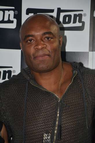 <p>O lutador de MMA Anderson Silva conferiu o SPFW na terça-feira (1)</p>