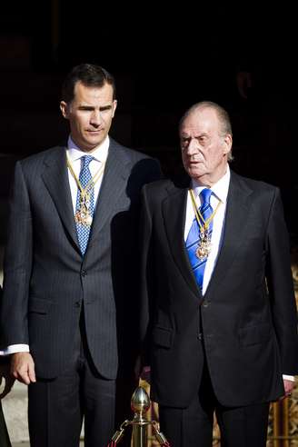 <p>Felipe de Borbón ao lado do pai Juan Carlos, que abdicou do reinado em 2 de junho</p>