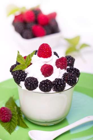 Aproveitando os benefícios do iogurte, é possível fazer uma receita bem simples e rápida de frozen de framboesa. Para isso são necessários 4 potes de iogurte natural desnatado (de uma marca mais firme e cremosa), 6 saquinhos de polpa de framboesa e hortelã para decorar