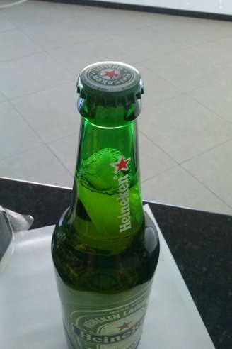 <p>Corpo estranho dentro da garrafa foi encontrado no dia 23 de maio</p>