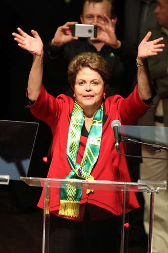 Dilma apareceu usando uma cachecol com as cores do Brasil, em dia de jogo da Seleção