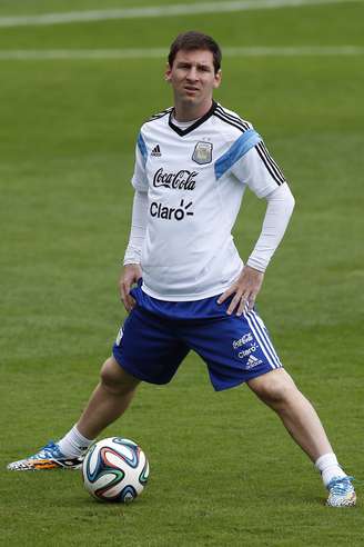 <p>Messi faz alongamento durante treino</p>