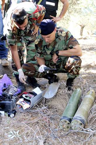 <p>Mais cedo, soldados libaneses inspecionaram restos de um projétil que teria sido lançado contra Israel</p>