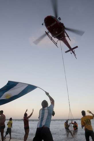 <p>Não se sabe a nacionalidade das vítimas, mas o resgate, que contou com apoio de helicóptero, teve "torcida" argentina na areia</p>