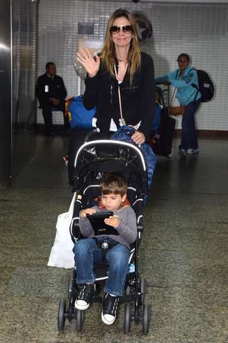 Luciana Gimenez desembarca com o filho em São Paulo