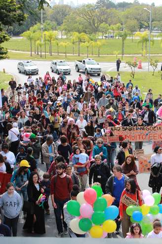 Cerca de 200 pessoas, entre bebês, funcionários e professores da USP, realizaram um protesto nesta quinta-feira por negociações que ponham fim à greve na universidade e nas creches da instituição