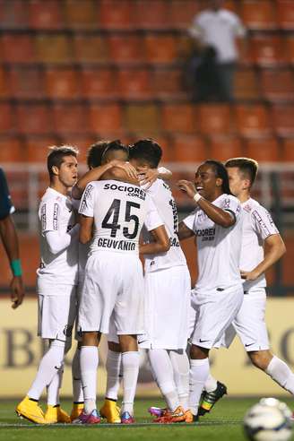 <p>Santistas fazem festa após gol marcado em vitória por 2 a 0 sobre o Goiás</p>