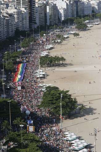 <p>A orla de Copacabana ficou lotada, durante a décima nona Parada do Orgulho LGBT, que ocorreu, na tarde deste domingo, no Rio</p>