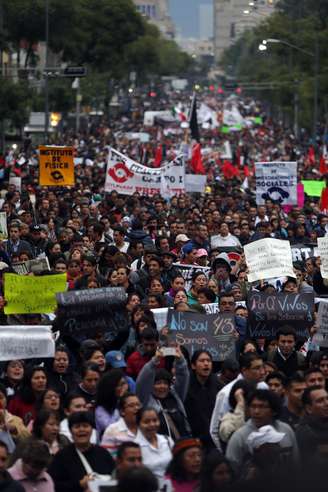 <p>Milhares de pessoas marcham pelas ruas da Cidade do México, em 20 de novembro, para exigir que o Governo encontre os 43 estudantes desaparecidos em Guerrero  </p>