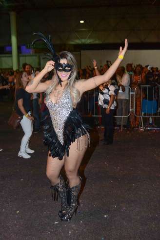 Vanessa curte festa de Carnaval em São Paulo