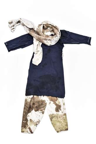 O uniforme revela marcas de sangue usado por Malala no dia em que sofreu um ataque do Talibã
