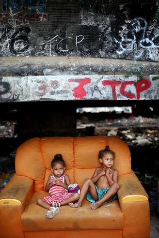 Crianças no Complexo da Maré, no Rio de Janeiro: pobreza atinge milhões no mundo