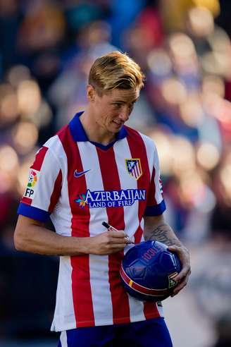 Fernando Torres concede autógrafo em apresentação