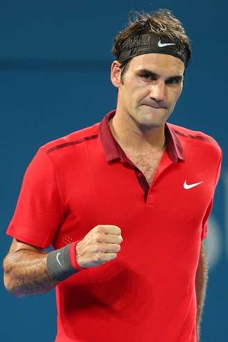 Roger Federer comemora em difícil vitória sobre tenista local
