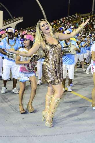 Madrinha de bateria da Rosas de Ouro, Ellen Rocche esbanjou simpatia no Sambódromo do Anhembi, em São Paulo, na noite desse sábado (17). A atriz e modelo, que optou por um look comportado em comparação com outros destaques das agremiações, esbanjou simpatia no ensaio técnico.