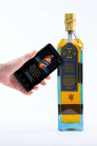 <p>O usuário de qualquer smartphone com NFC pode ver o estado da garrafa ao encostar o gadget no produto</p>