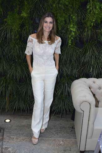A jornalista Fabiana Scaranzi esteve entre os convidados e usou look todo branco