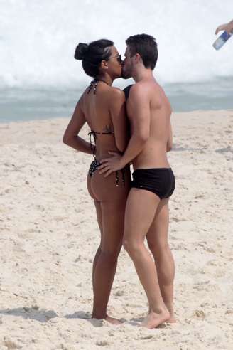 Ex- BBBs Rafael e Talita na praia Barra da Tijuca, no Rio