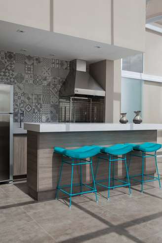 Em apartamentos pequenos, e com cozinha americana, o cuidado com o tamanho e a quantidade de móveis deve ser dobrado para não deixar o ambiente sobrecarregado