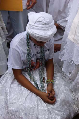 Menina vítima de pedrada participa de manifestação no RJ