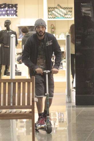 Belo é flagrando passeando de patinete em shopping do Rio de Janeiro, na noite desta sexta-feira (26)