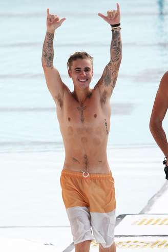 Justin Bieber aparece sem camisa e com marcas no corpo em praia de Sydney, na Austrália, nesta segunda-feira (29)