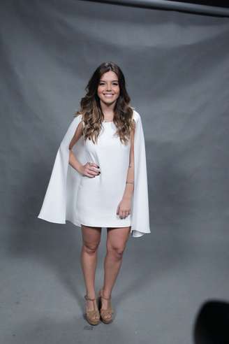 Giovanna Lancellotti usa vestido com capa no lançamento de "A Regra do Jogo"