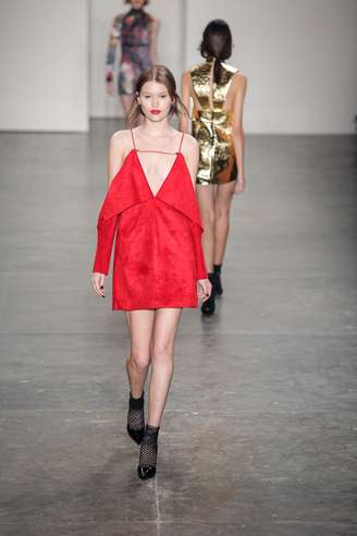 Vestido de camurça vermelho da coleção de Wagner Kallielo