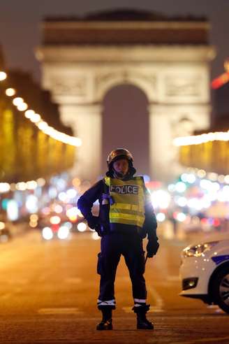 Tiros de arma de fogo foram ouvidos na noite desta quinta-feira (20) na Champs-Élysées, a avenida mais célebre de Paris, capital da França.   