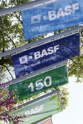 Bandeiras da empresa química alemã BASF do lado de fora da sede em Ludwigshafen

23/04/2015     REUTERS/Ralph Orlowski