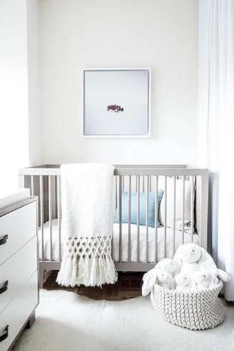 1. Decoração clean e neutra para quarto de bebê simples e pequeno – Foto: Pinterest