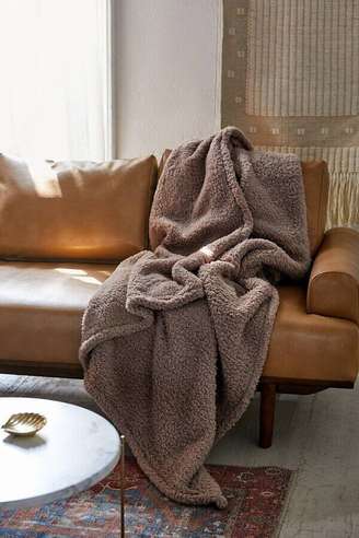 1. A manta para sofá pode trazer sensação de mais conforto para a sala de estar – Foto: ShopStyle