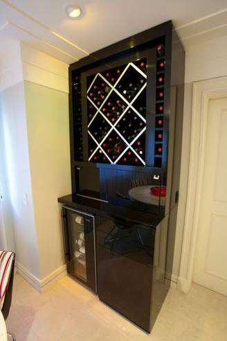 1. Adega tradicional com uma adega climatizada pequena