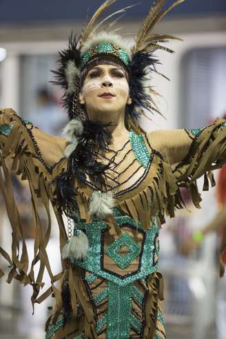 Aline é Rainha de Bateria da Mocidade Alegre há oito anos