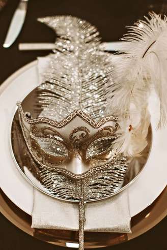 1. Máscara de baile para festa dourada – Via: Pinterest