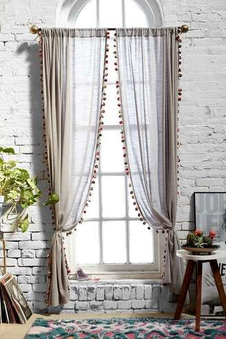 1. Prendedor de cortina simples com pompons nas bordas do tecido – Via: Pinterest