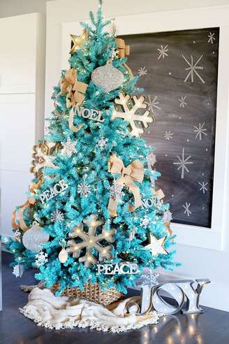 1. É difícil não se encantar pela beleza da árvore de natal azul. Fonte: Pinterest