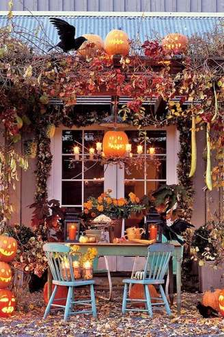 1. Decoração com abóbora de halloween e folhas secas para área externa. Fonte: Shoegal Out In The World