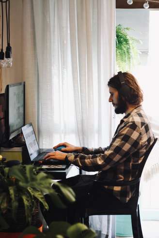 Homem trabalha em home office: laptops foram vilões no novo modelo de trabalho