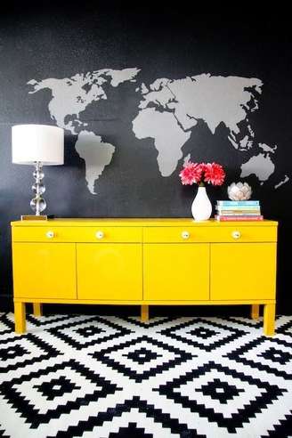 1. Aparador de sala amarelo com puxadores discretos. Fonte: Pinterest