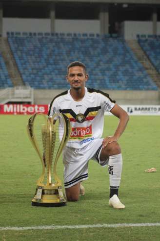 Leandrinho exibe o troféu de campeão (Foto: Divulgação / Globo FC)