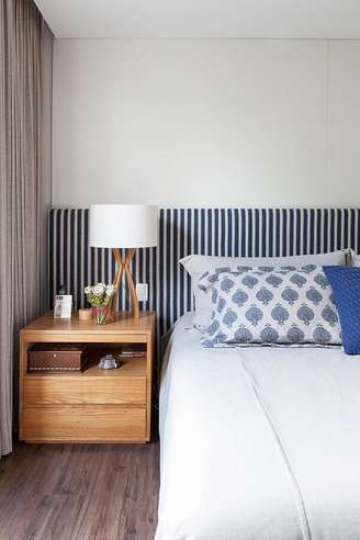 1. Dicas de decoração para quarto branco com cabeceira estofada azul e branca listrada – Foto: Casa de Valentina