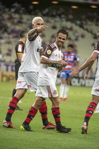 Pedro e Michael durante comemoração na vitória do Flamengo sobre o Fortaleza (Foto: Alexandre Vidal/Flamengo)