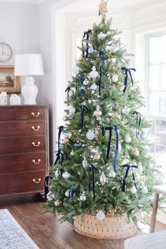 1. Decoração com laço para árvore de natal na cor azul – Foto Amelia Lawrence Style