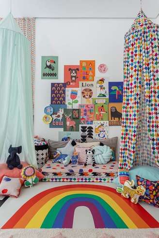 1. Decoração colorida para quarto infantil com brinquedoteca – Foto: MOOUI