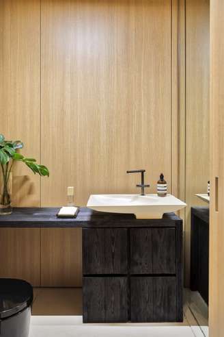 1. Torneira para lavatório preta e cuba branca – Foto Arthur Casas