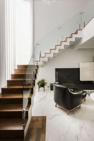 1. Escadas para casa moderna com revestimento amadeirado e piso da sala em mármore – Foto Luciane Candido