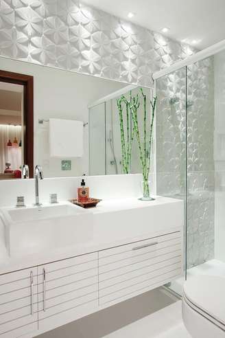 2. Gabinete em marcenaria branca e parede 3D para a decoração do banheiro. Fonte: Juliana Santana